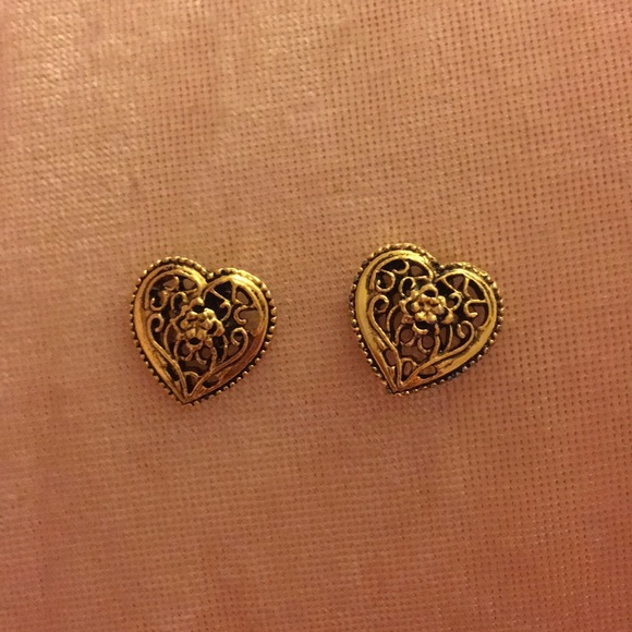 Jewelry - NWOT Gold Floral Filigree Heart Earrings